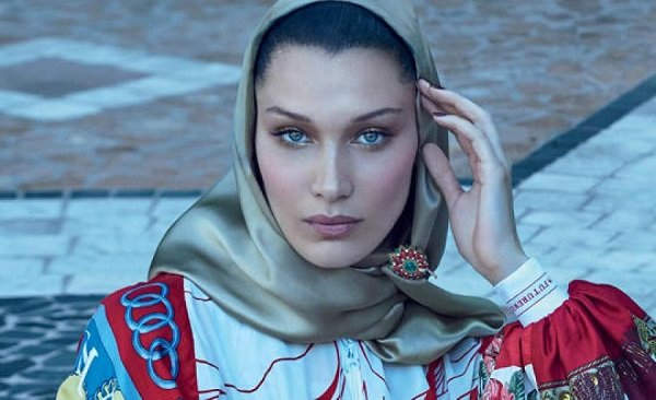 بيلا حديد بالحجاب
